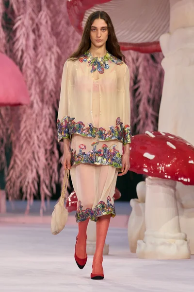 Look 10
